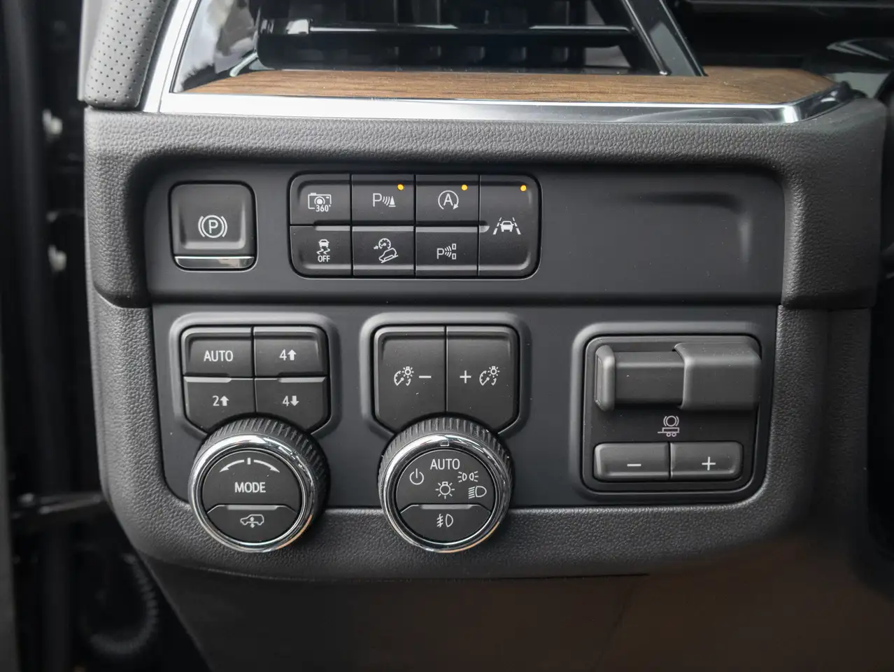 Chevrolet Suburban снимка Chevrolet Suburban