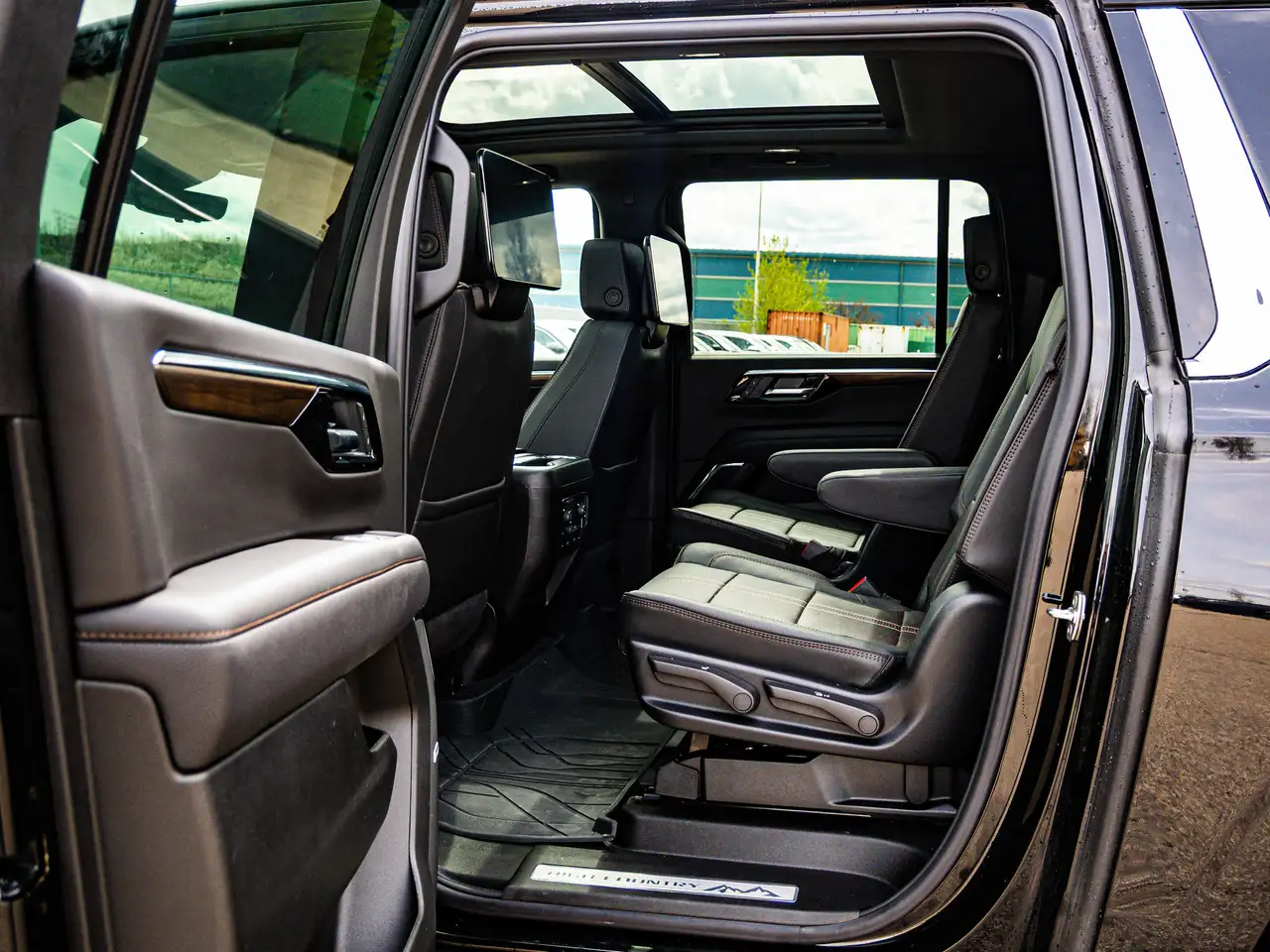 Chevrolet Suburban снимка Chevrolet Suburban