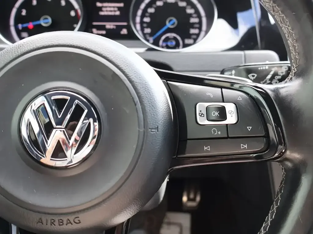 Volkswagen Golf R photo Volkswagen Golf R