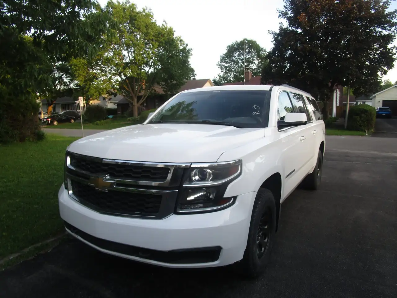Chevrolet Suburban снимка Chevrolet Suburban