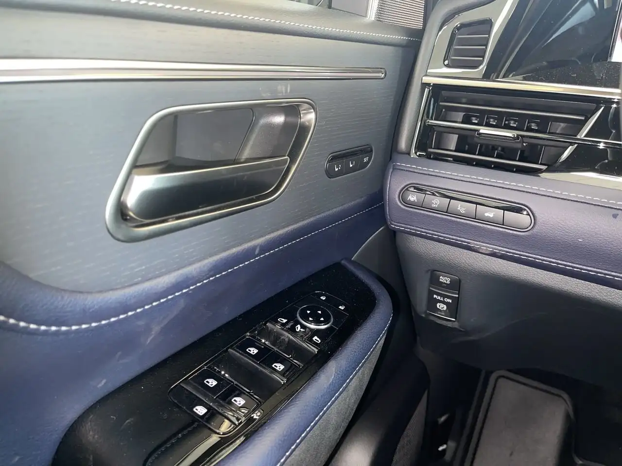 Infiniti QX80 снимка Infiniti QX80