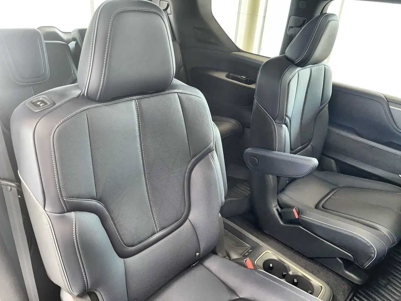 Infiniti QX80 снимка Infiniti QX80