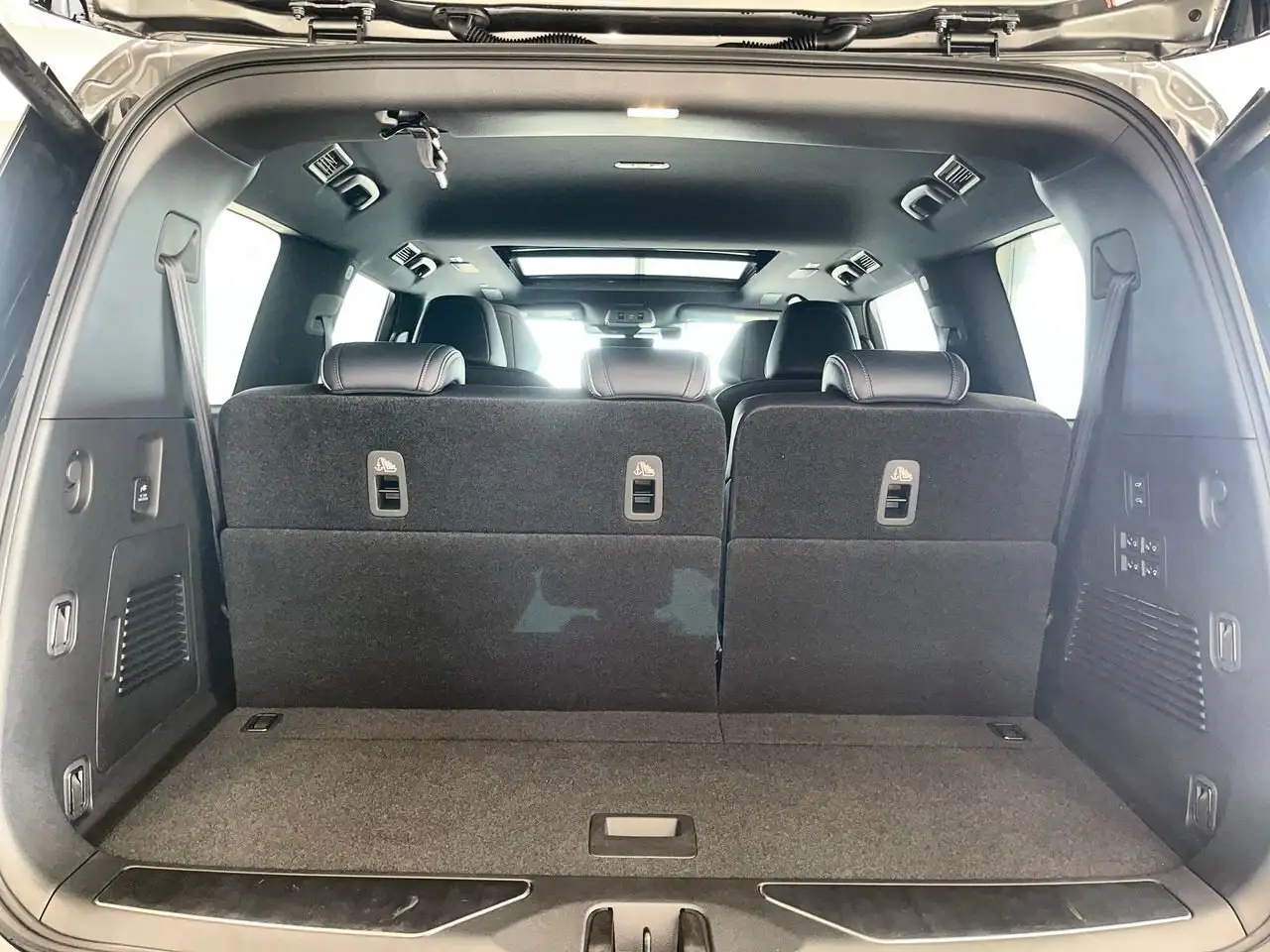 Infiniti QX80 снимка Infiniti QX80