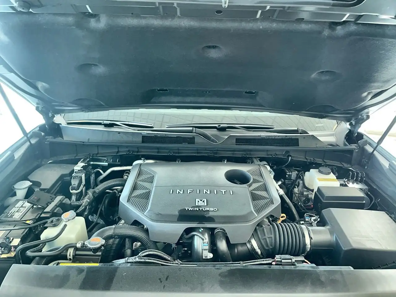 Infiniti QX80 снимка Infiniti QX80