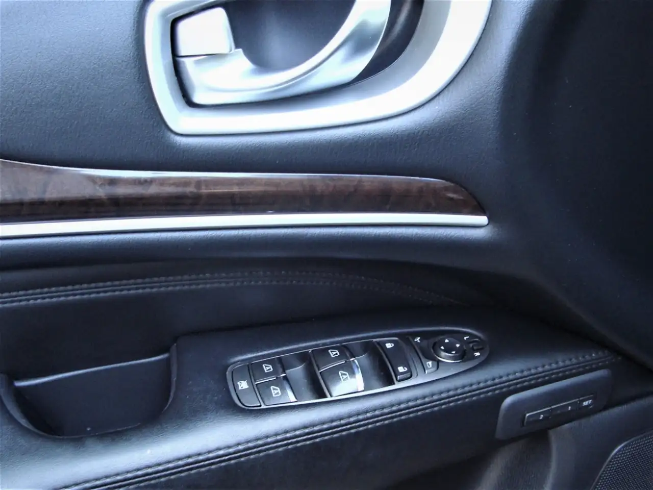 Infiniti QX60 снимка Infiniti QX60