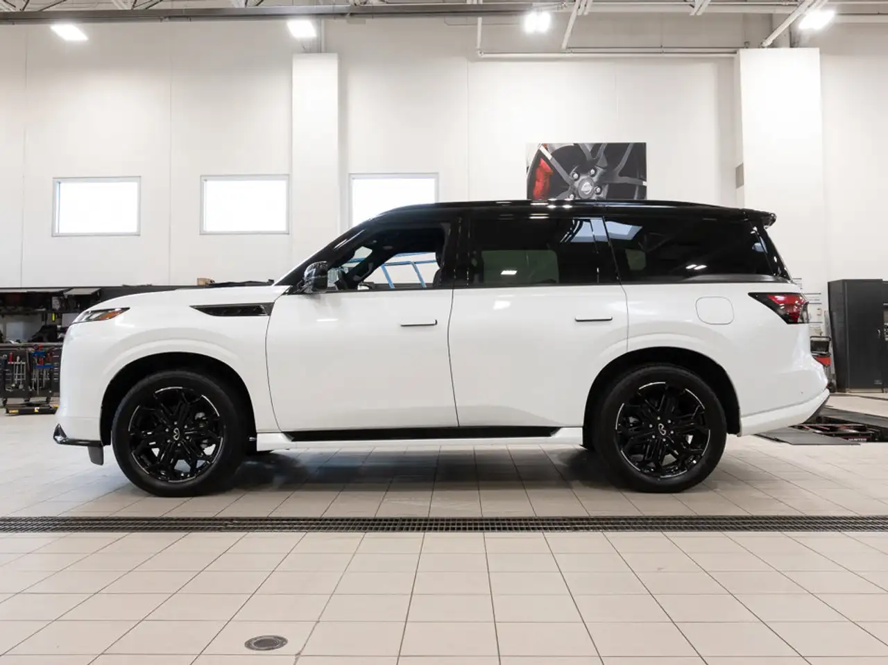 Infiniti QX80 снимка Infiniti QX80