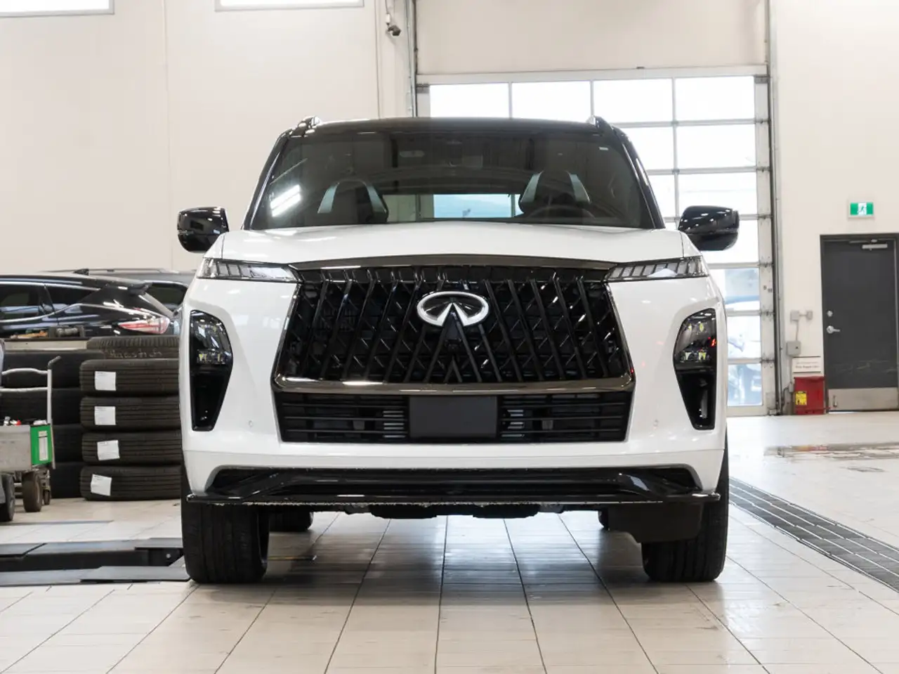 Infiniti QX80 снимка Infiniti QX80