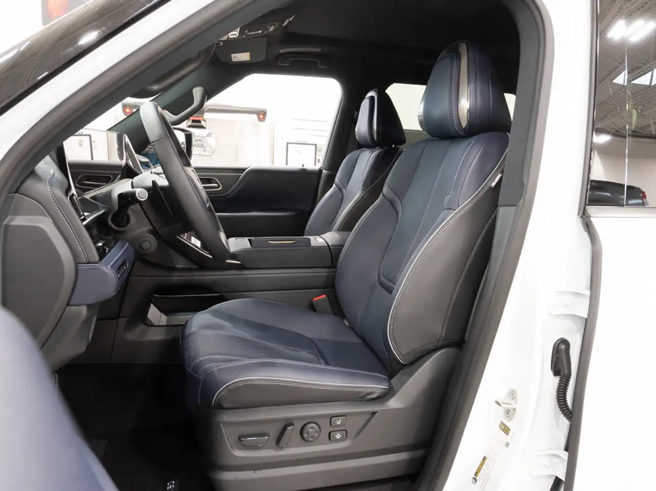 Infiniti QX80 снимка Infiniti QX80
