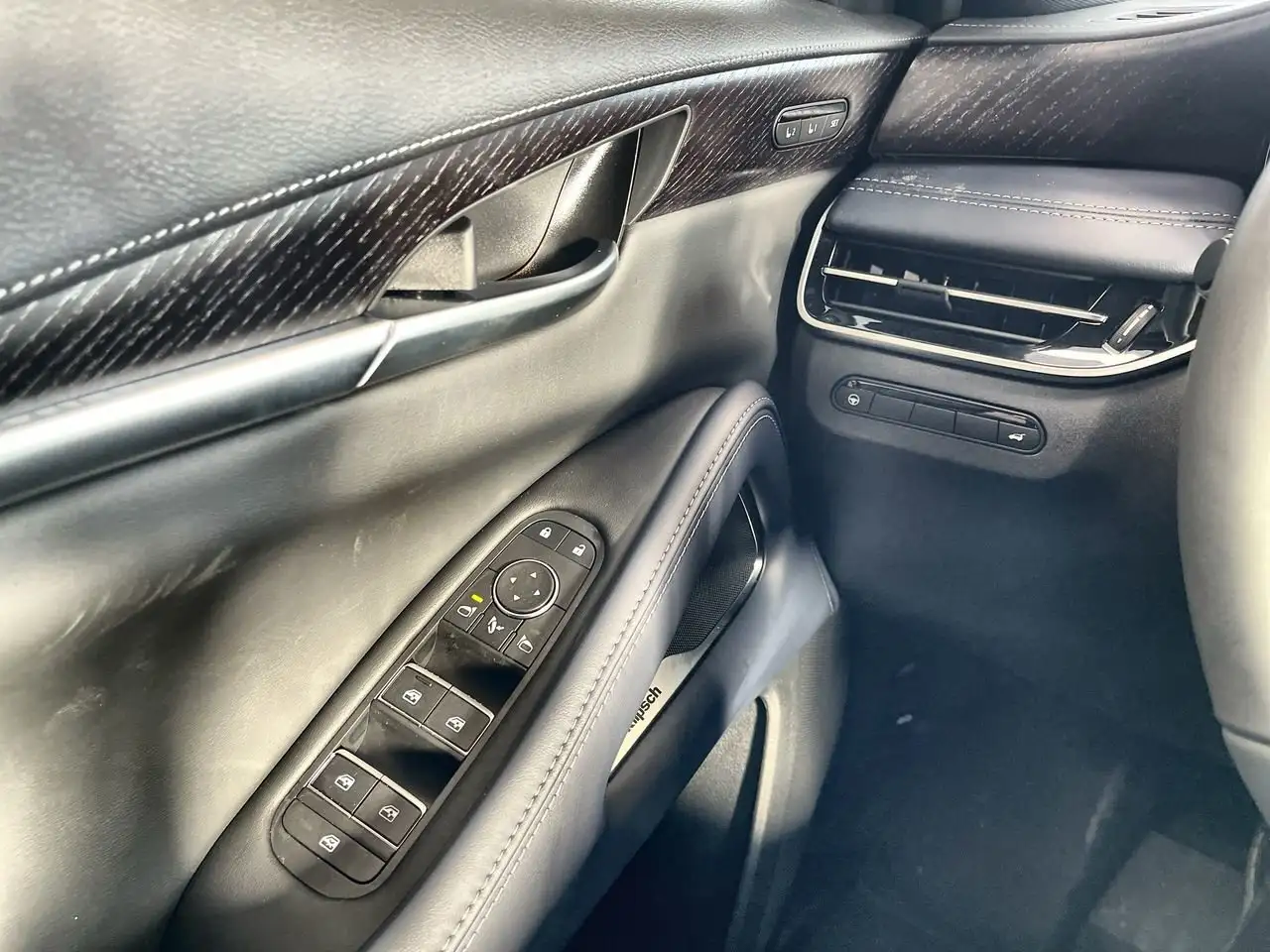 Infiniti QX60 снимка Infiniti QX60
