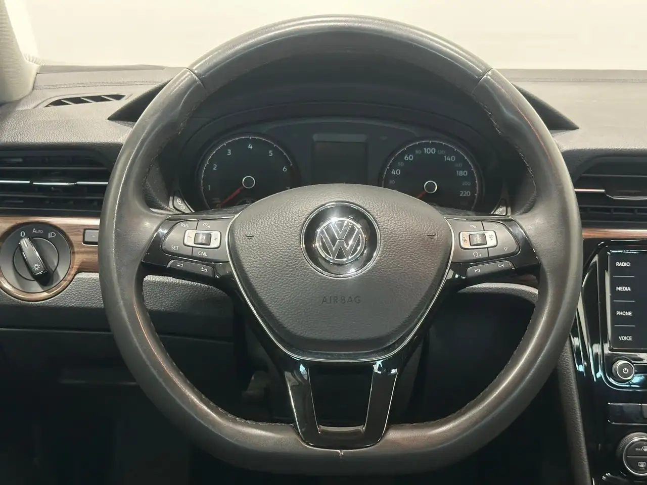 Volkswagen Passat снимка Volkswagen Passat