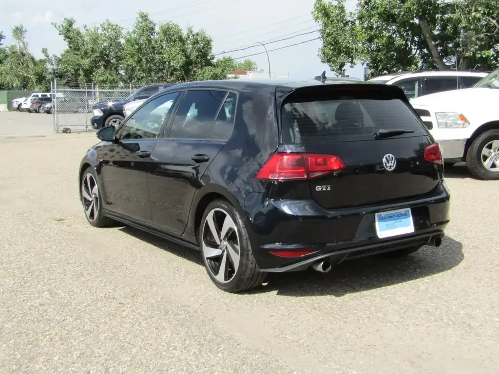 Volkswagen Golf GTI снимка Volkswagen Golf GTI