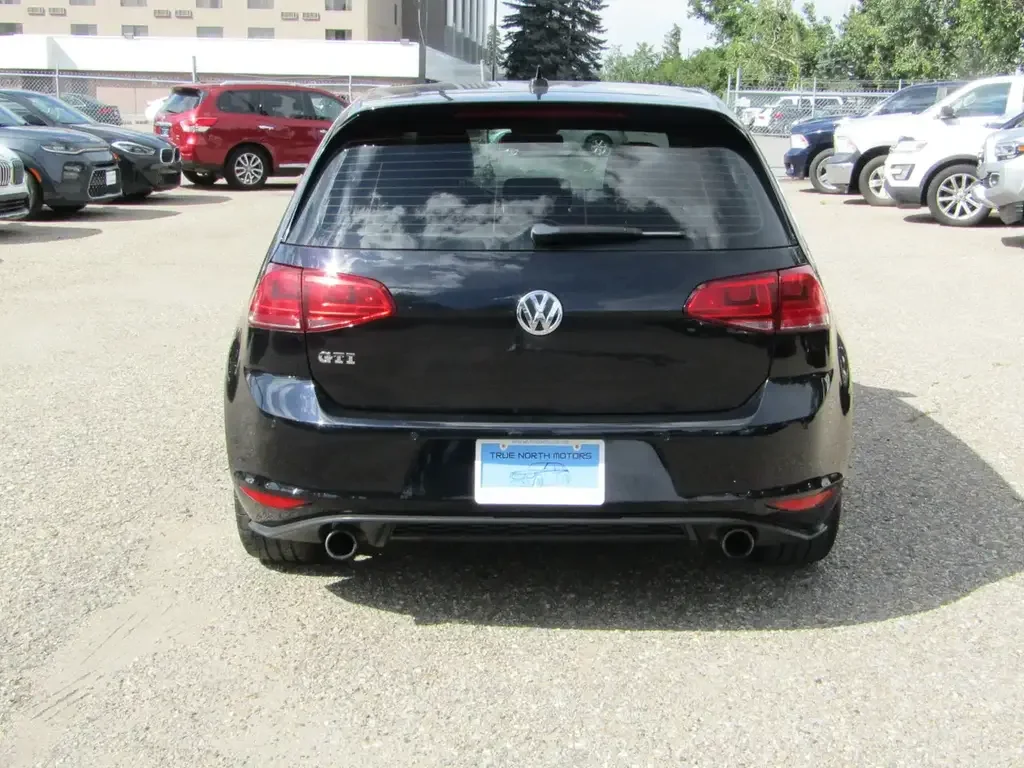 Volkswagen Golf GTI снимка Volkswagen Golf GTI