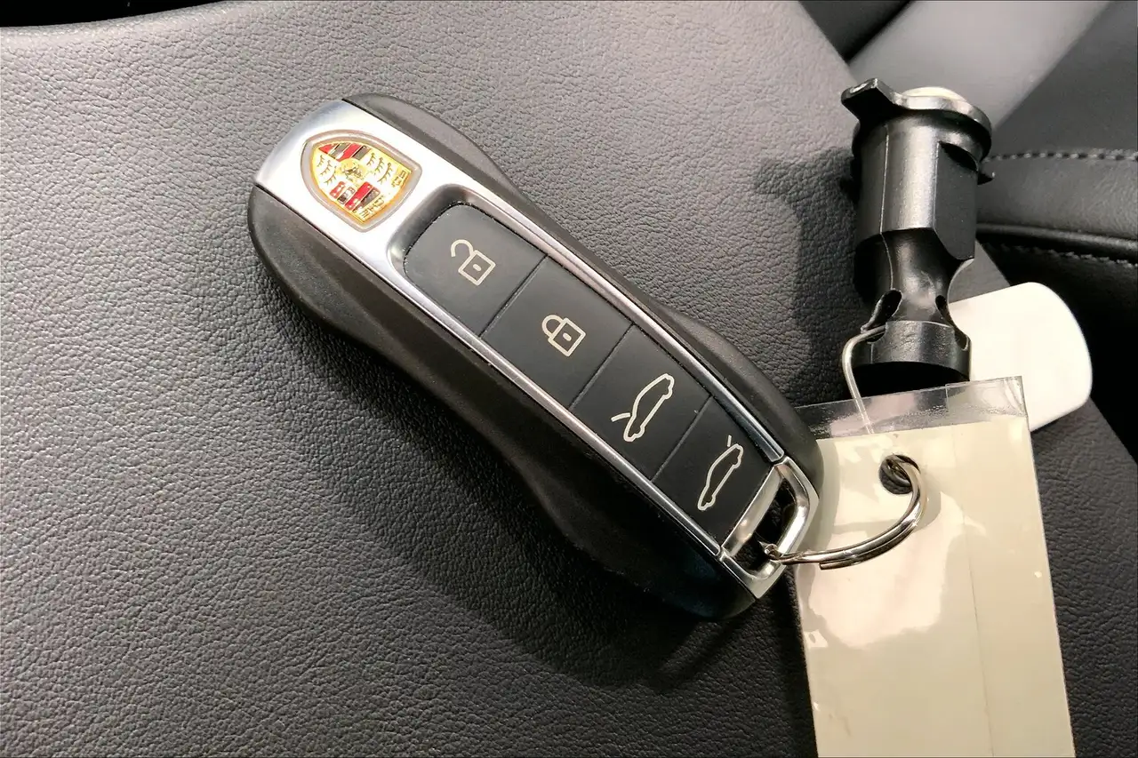 Porsche Taycan снимка Porsche Taycan