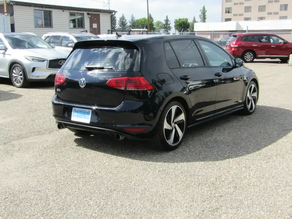 Volkswagen Golf GTI снимка Volkswagen Golf GTI
