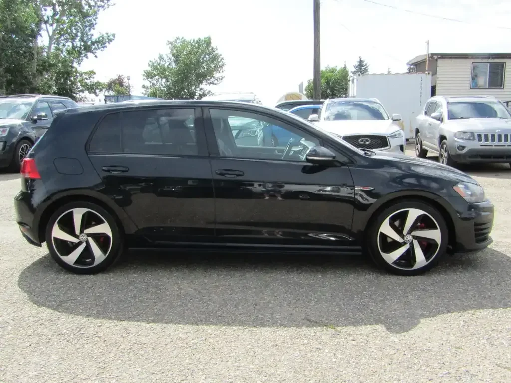 Volkswagen Golf GTI снимка Volkswagen Golf GTI