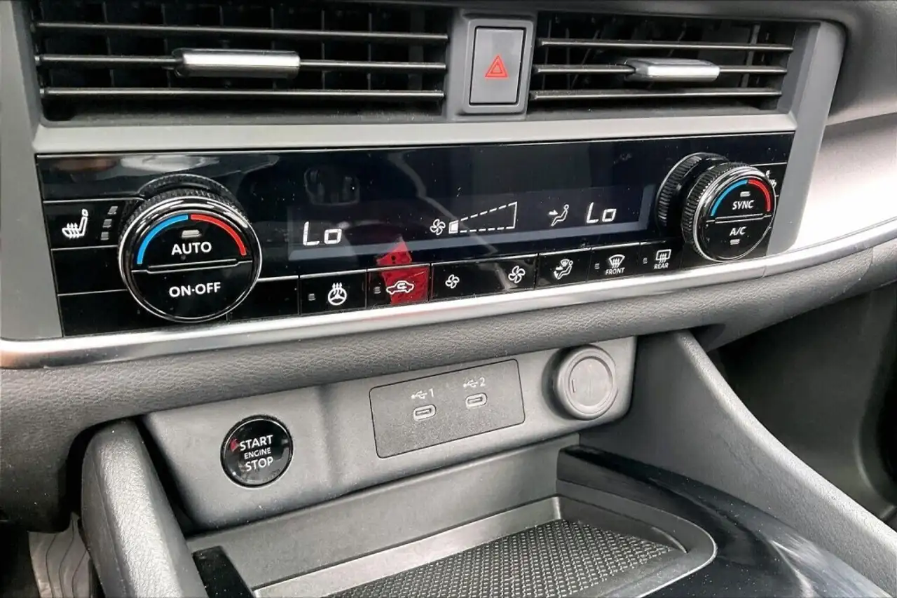 Nissan Rogue снимка Nissan Rogue