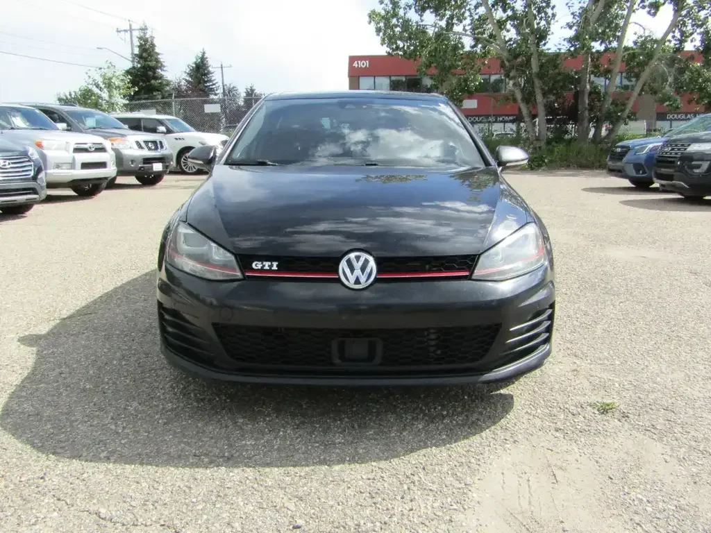 Volkswagen Golf GTI снимка Volkswagen Golf GTI