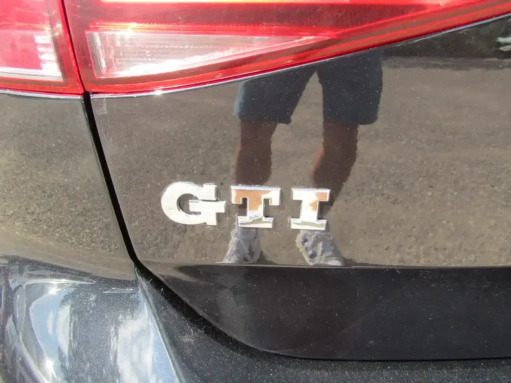Volkswagen Golf GTI снимка Volkswagen Golf GTI