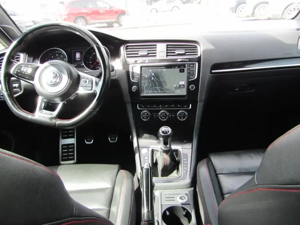 Volkswagen Golf GTI снимка Volkswagen Golf GTI