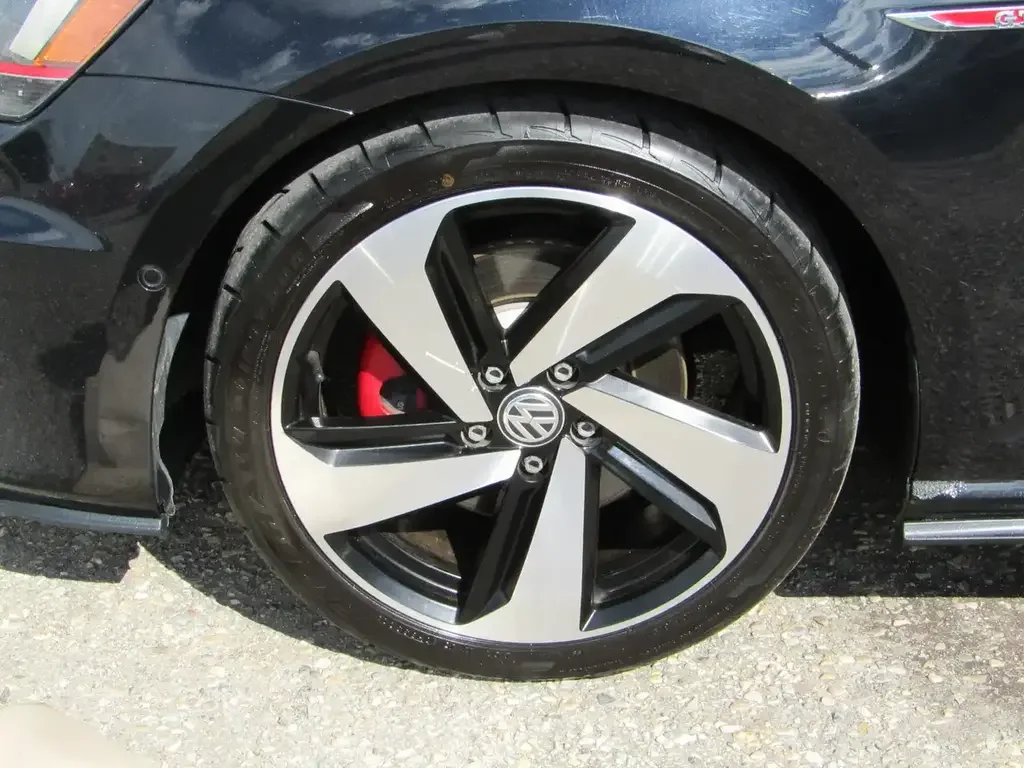 Volkswagen Golf GTI снимка Volkswagen Golf GTI