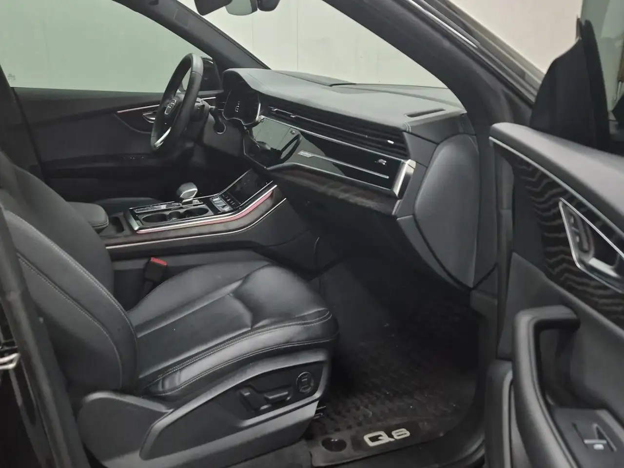 Audi Q8 снимка Audi Q8