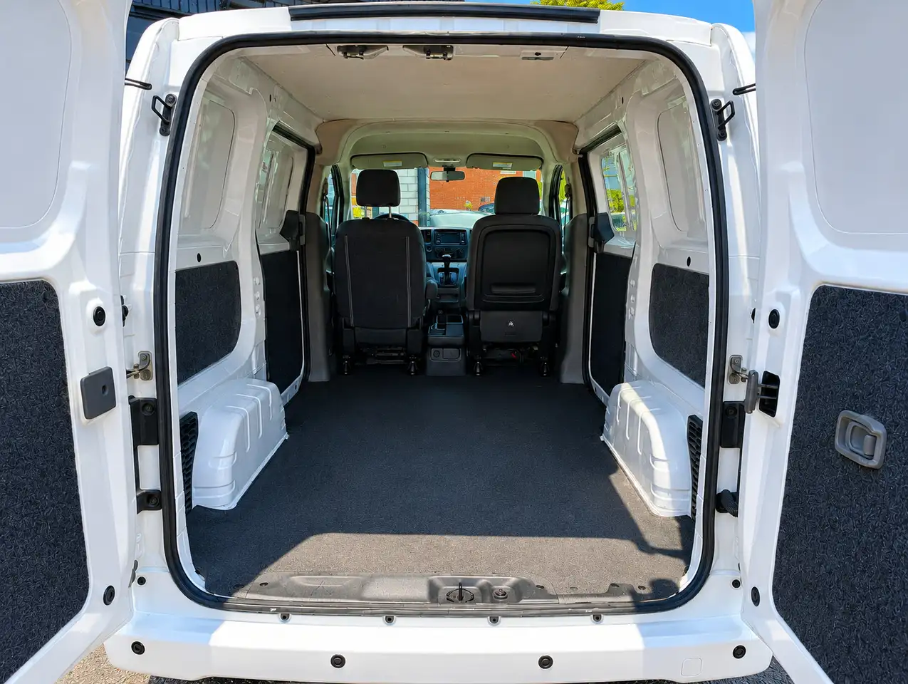 Nissan NV200 снимка Nissan NV200