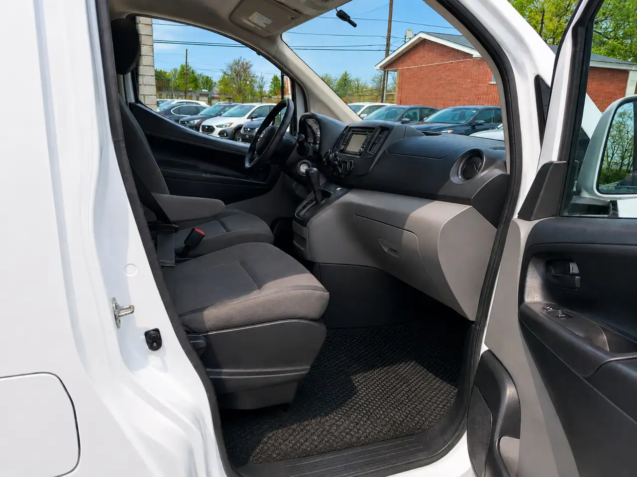 Nissan NV200 снимка Nissan NV200