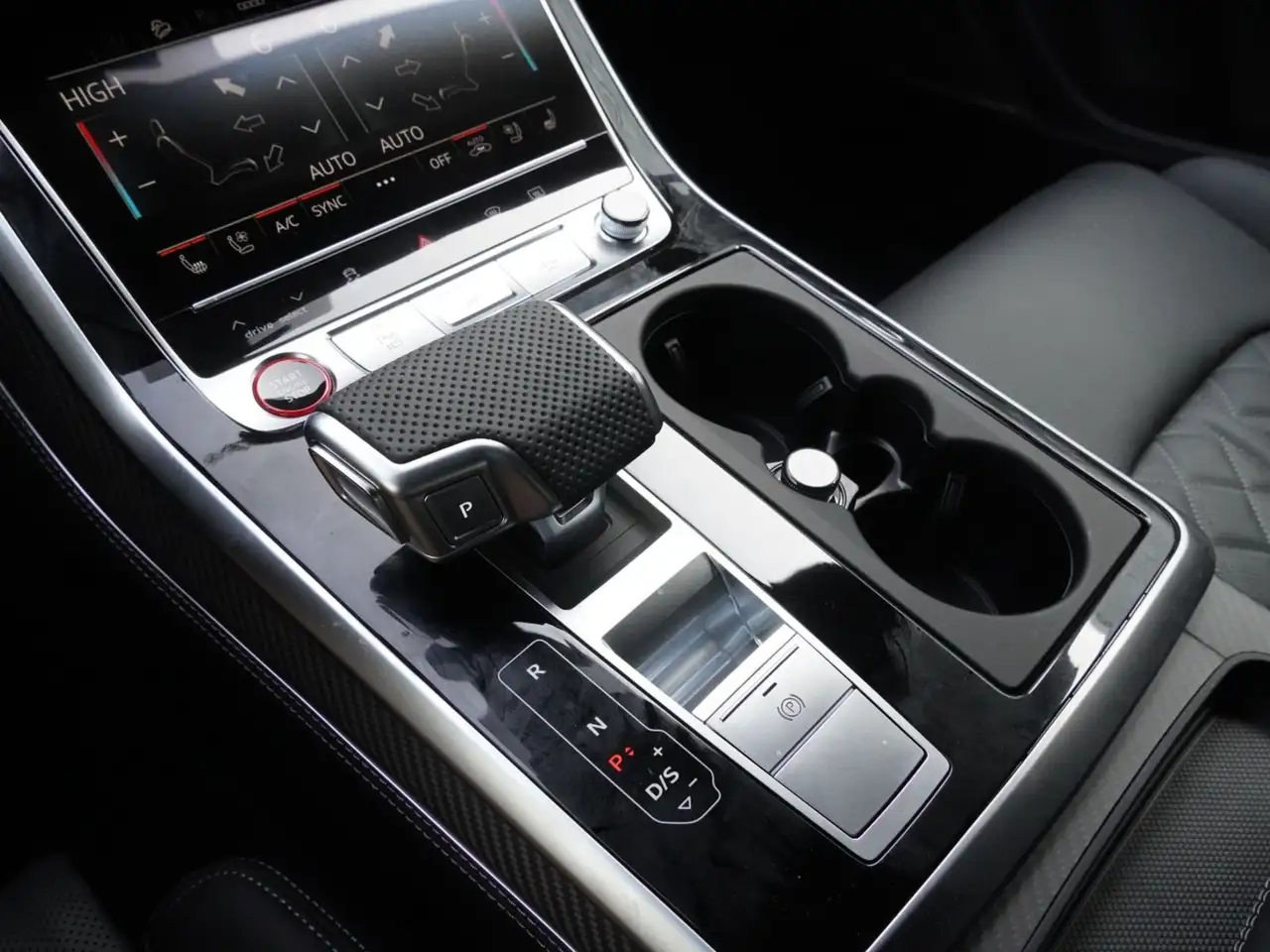 Audi SQ7 снимка Audi SQ7