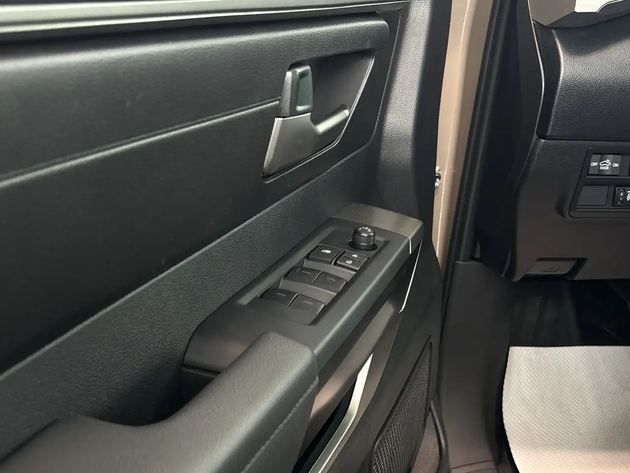 Toyota Tundra снимка Toyota Tundra