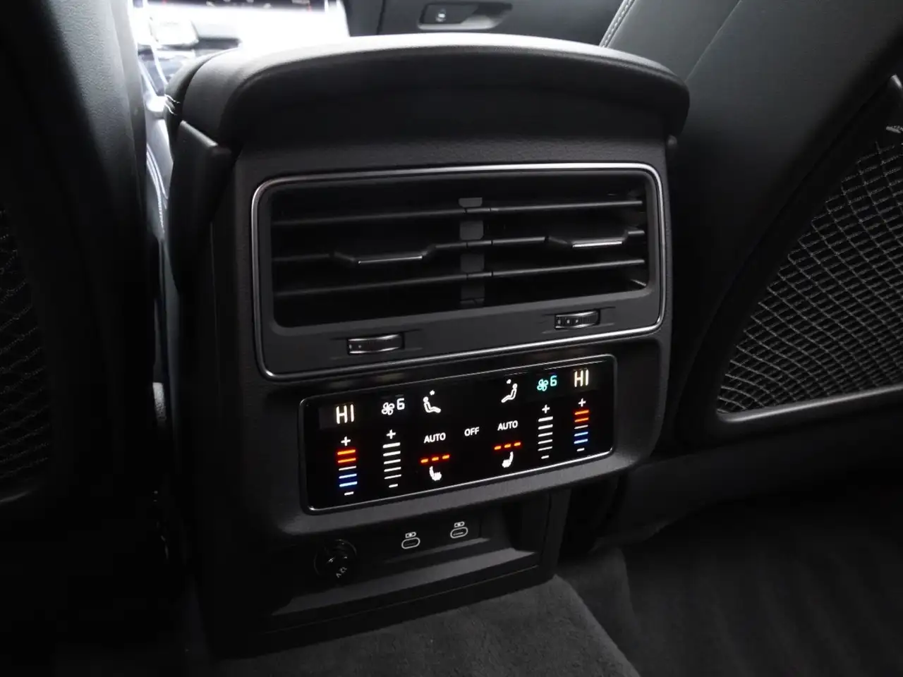 Audi SQ7 снимка Audi SQ7