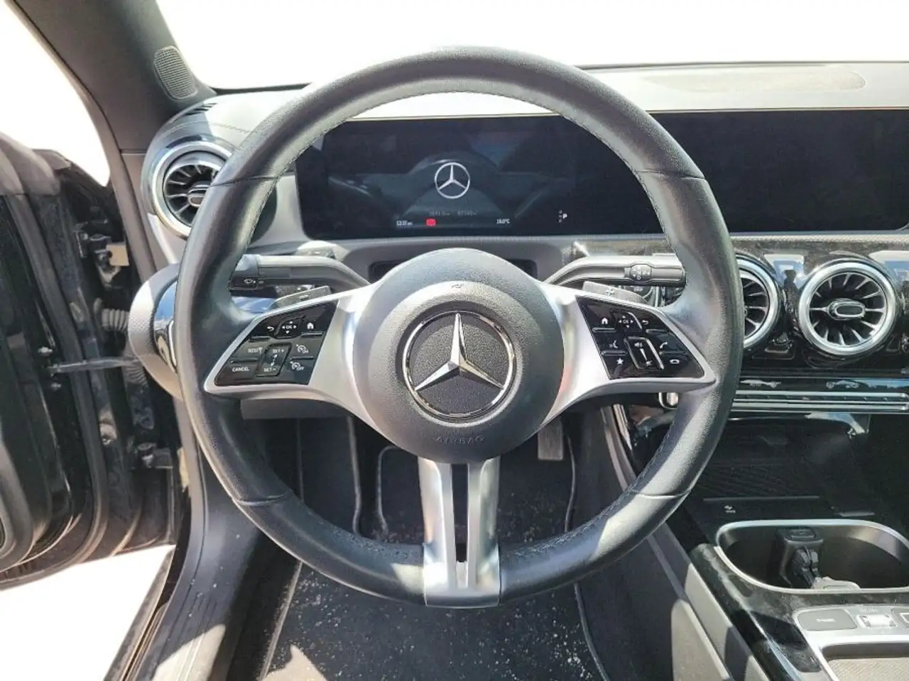 Mercedes-Benz CLA снимка Mercedes-Benz CLA