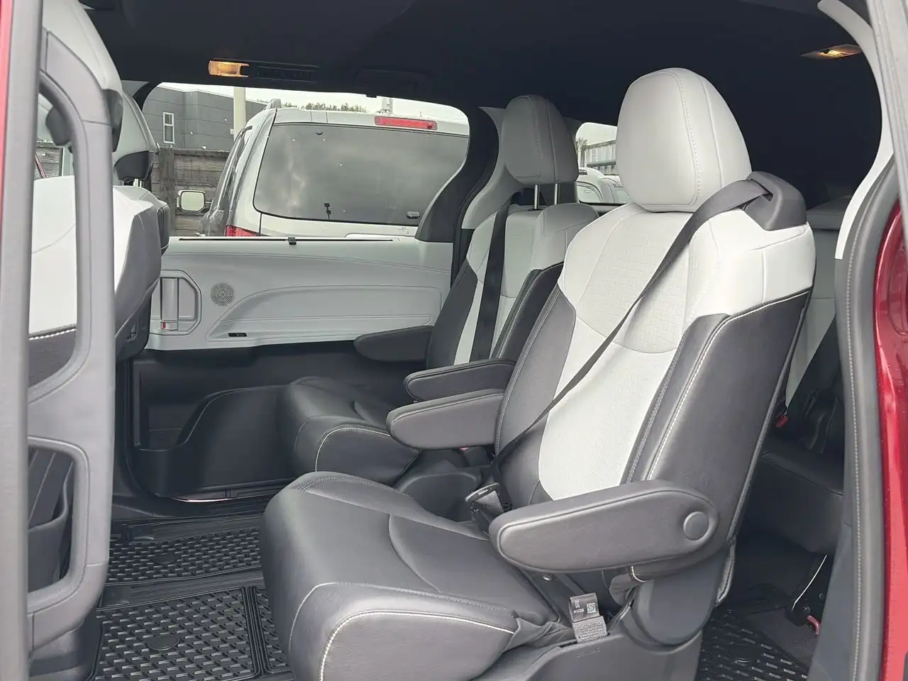 Toyota Sienna снимка Toyota Sienna