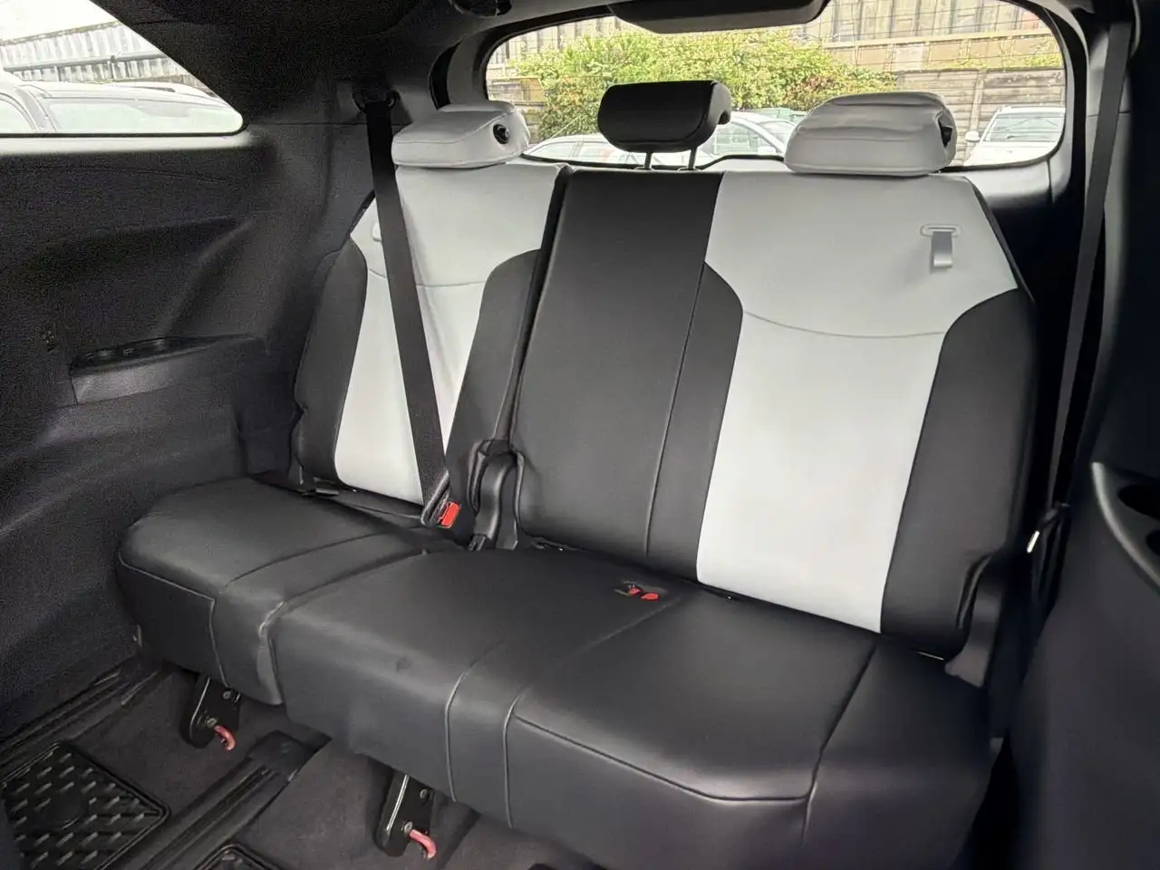 Toyota Sienna снимка Toyota Sienna