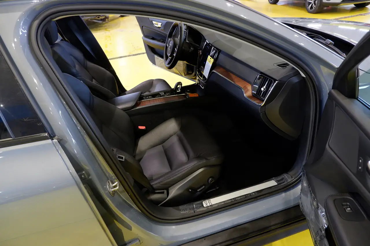 Volvo V60 Cross Country снимка Volvo V60 Cross Country