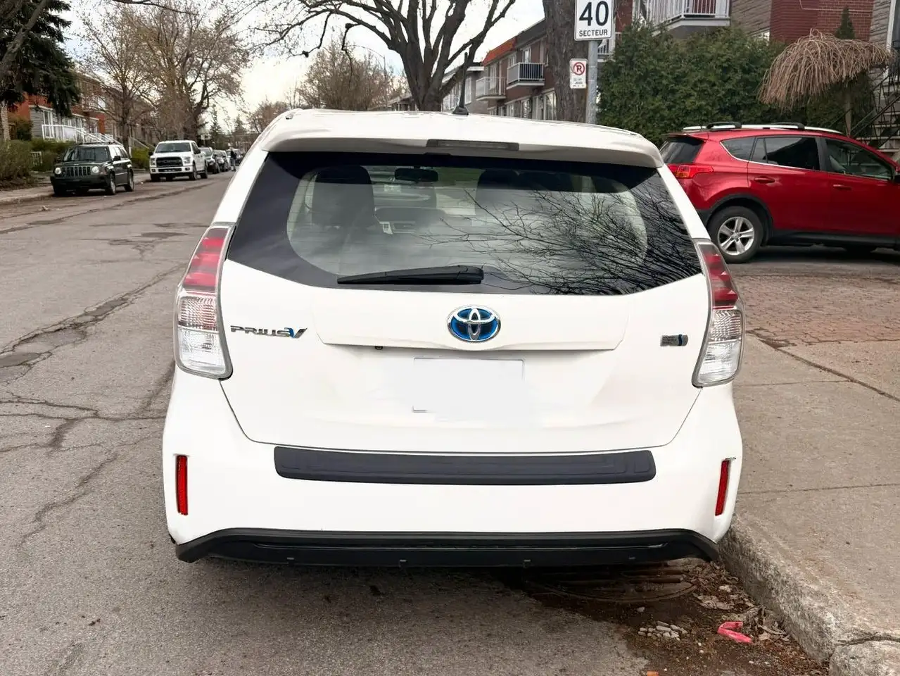 Toyota Prius v снимка Toyota Prius v
