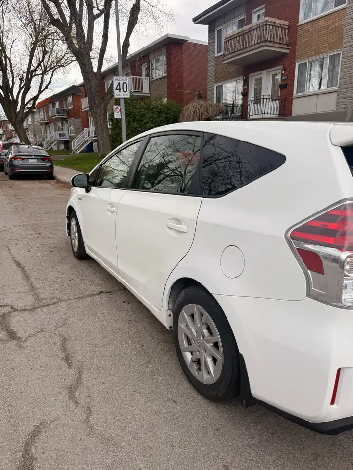 Toyota Prius v снимка Toyota Prius v
