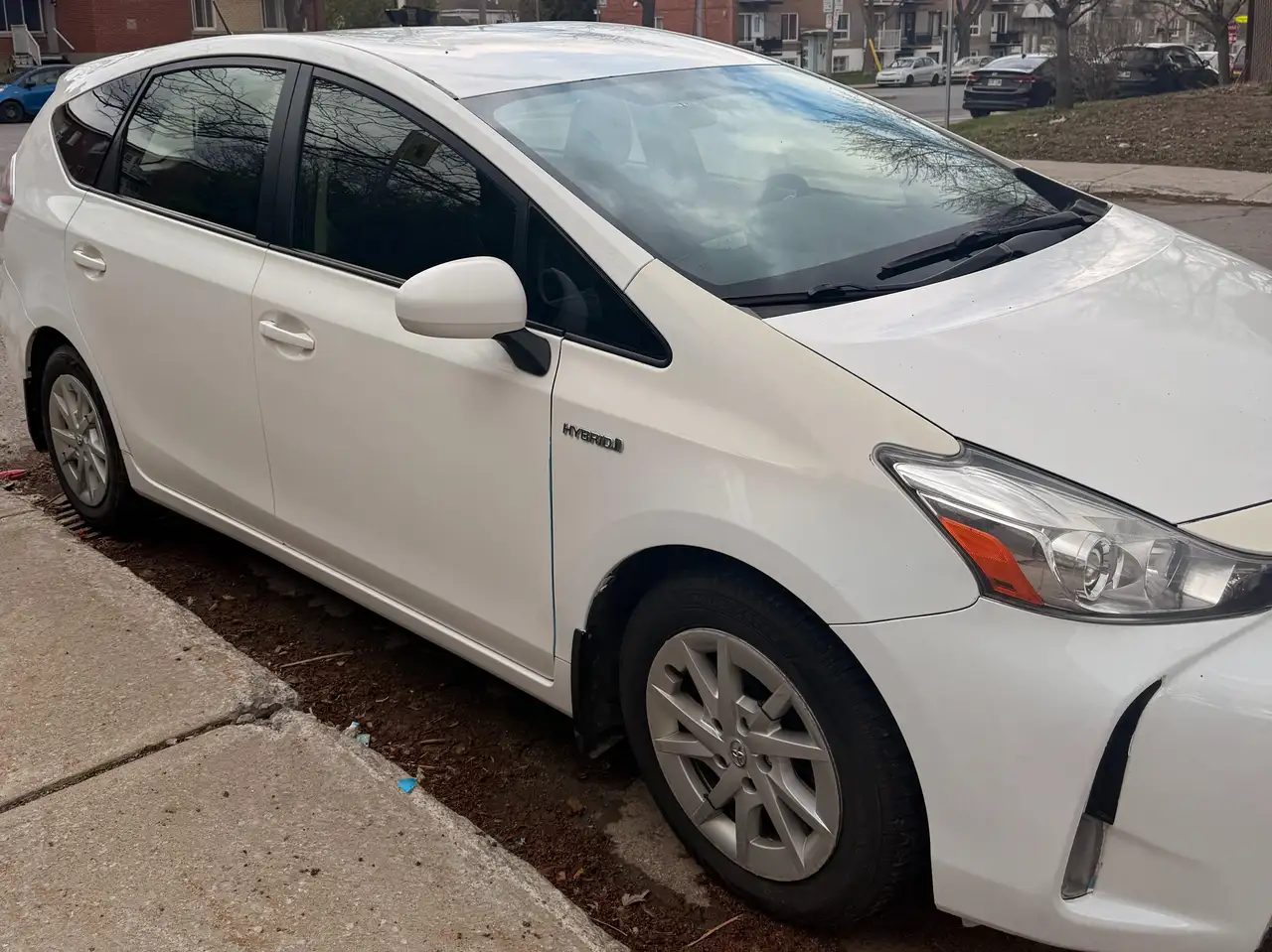 Toyota Prius v снимка Toyota Prius v