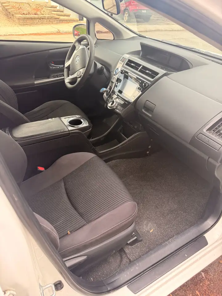 Toyota Prius v снимка Toyota Prius v