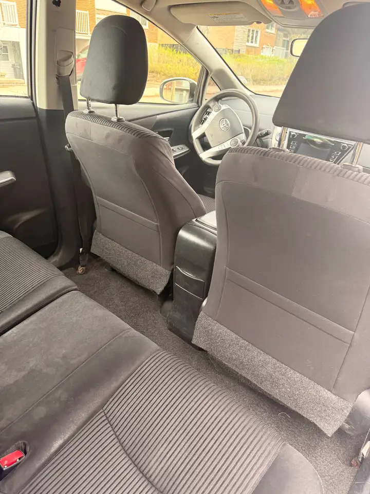 Toyota Prius v снимка Toyota Prius v