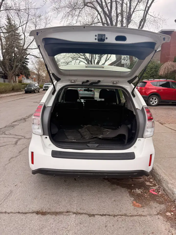 Toyota Prius v снимка Toyota Prius v