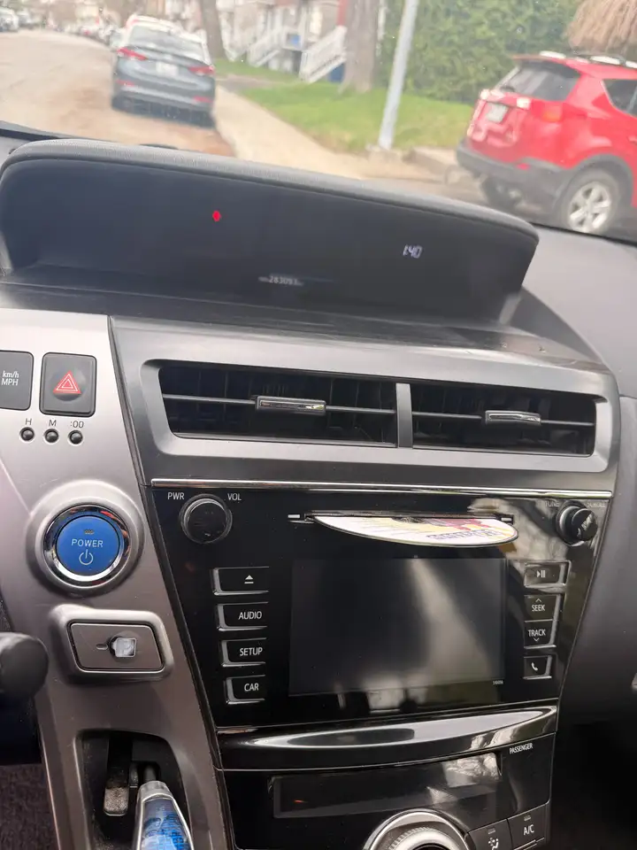Toyota Prius v снимка Toyota Prius v
