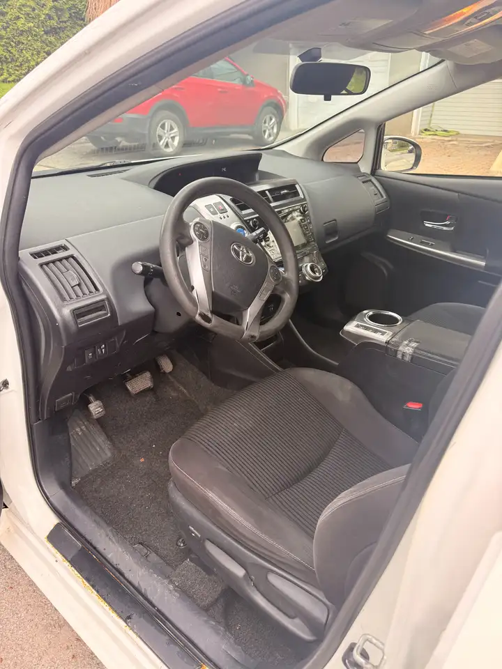 Toyota Prius v снимка Toyota Prius v
