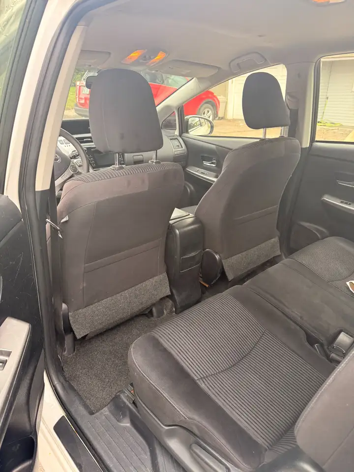 Toyota Prius v снимка Toyota Prius v