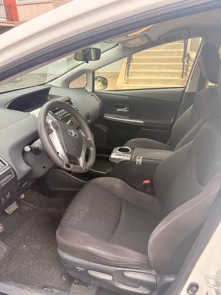 Toyota Prius v снимка Toyota Prius v