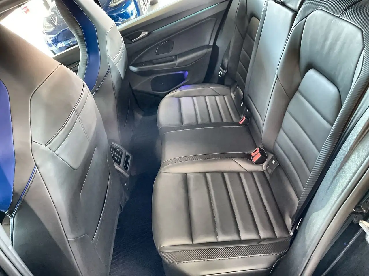 Volkswagen Golf R снимка Volkswagen Golf R