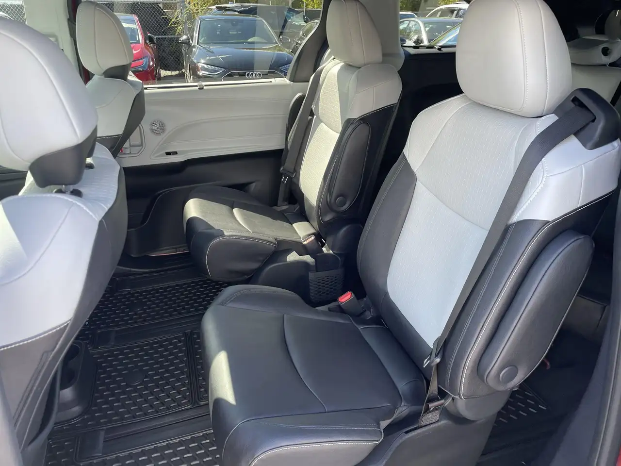 Toyota Sienna снимка Toyota Sienna