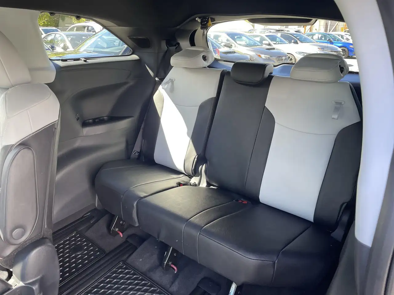 Toyota Sienna снимка Toyota Sienna