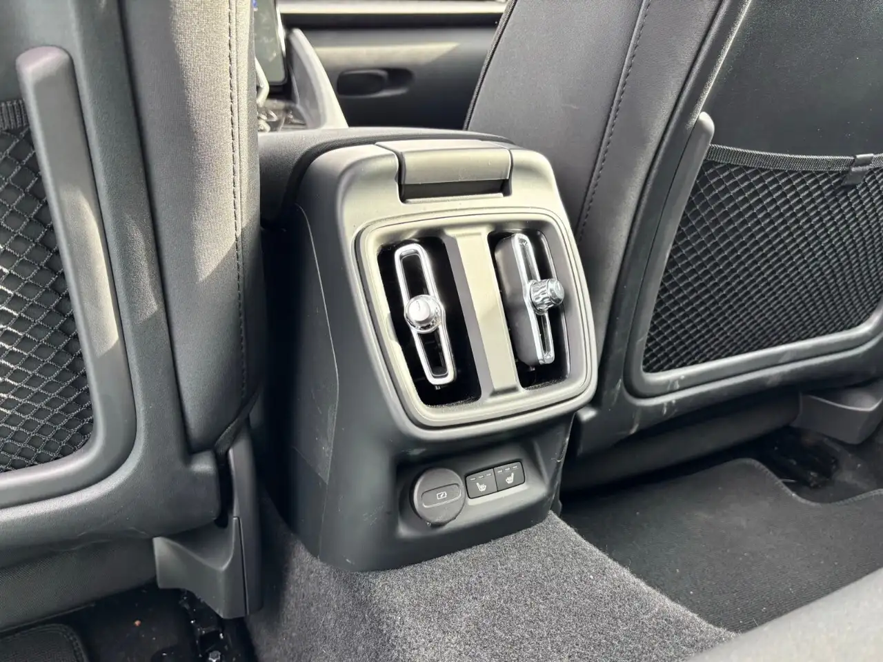 Polestar 2 снимка Polestar 2