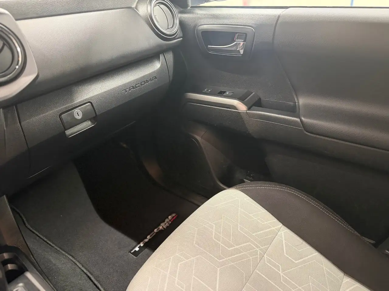 Toyota Tacoma снимка Toyota Tacoma