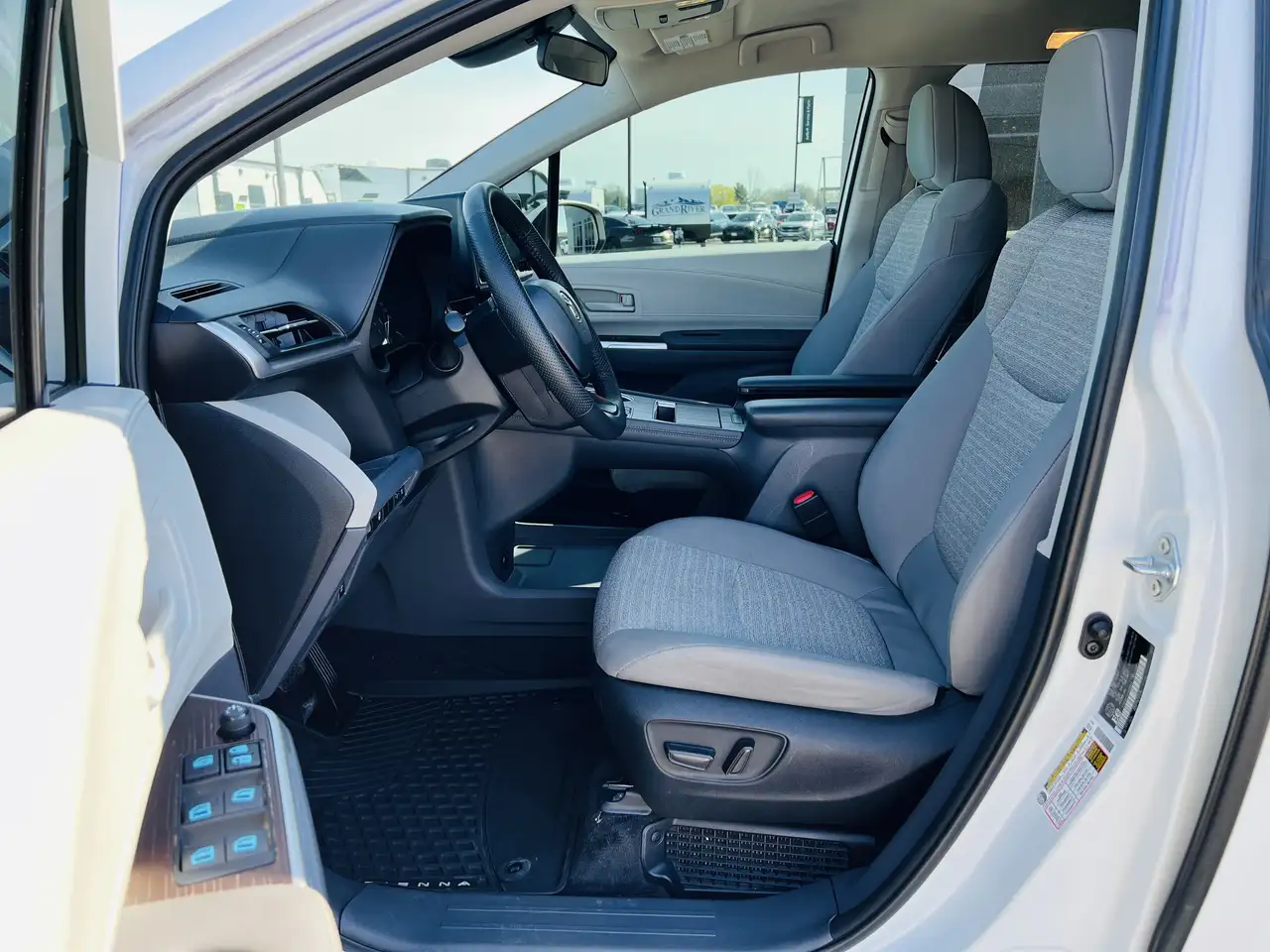 Toyota Sienna снимка Toyota Sienna